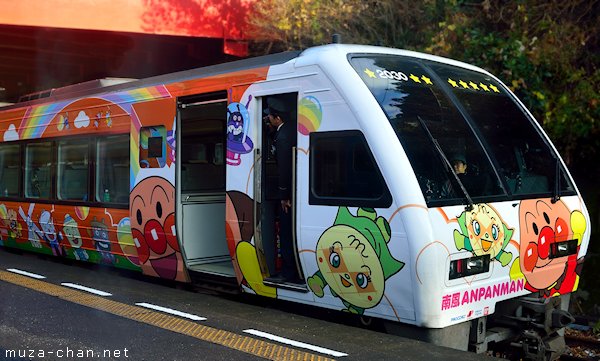 Kereta dengan dekorasi Anpanman