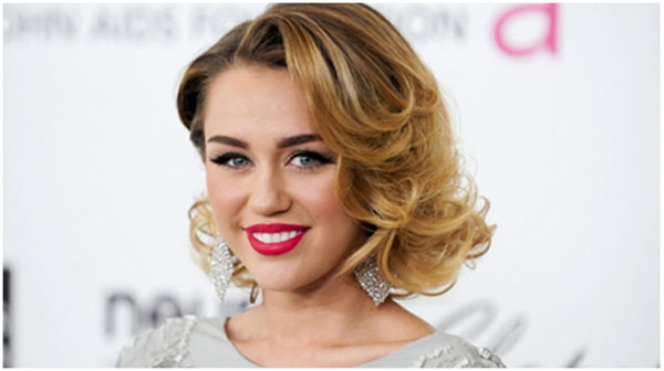 Model Rambut Keriting Ala Curly Miley Cyrus