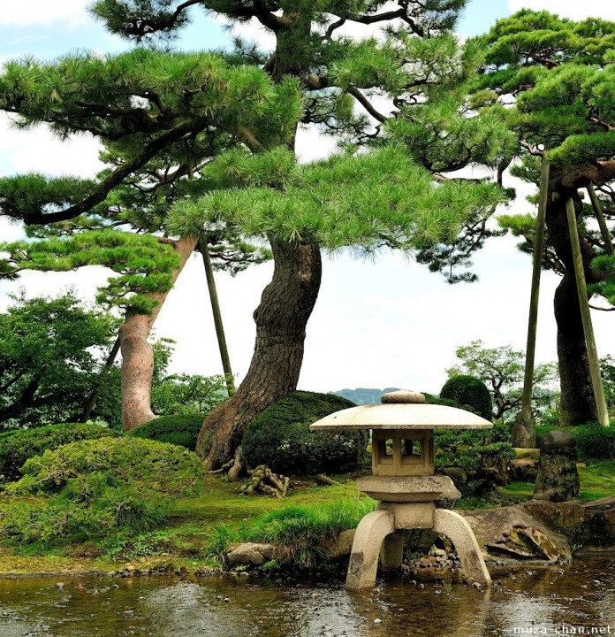 toro-stone-lantern-kenrokuen-garden-kanazawa-big