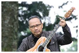 Penyanyi Legendaris Indonesia - ebiet g ade