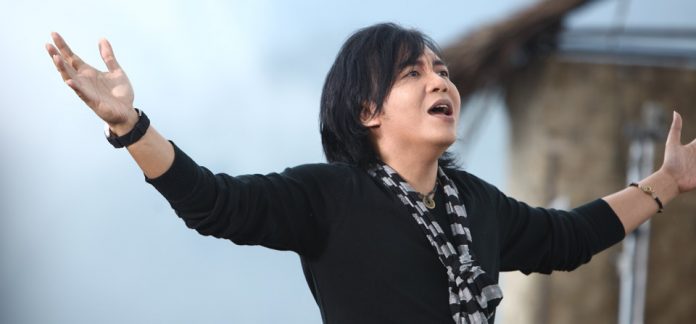 5-Penyanyi-yang-Bermasalah-dengan-Pita-Suara-(5)