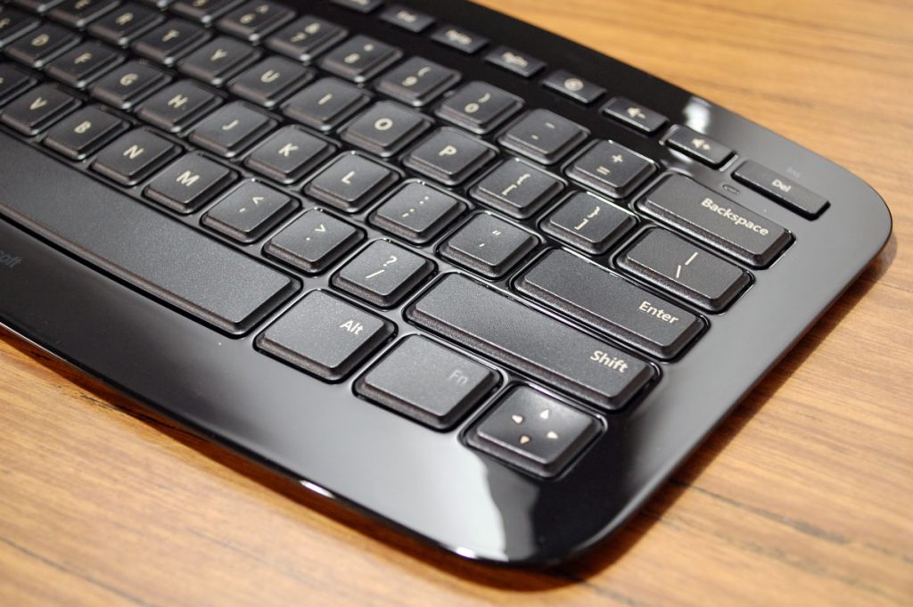 Recommended keyboard dengan berbagai merk salah satunya Microsoft Arc Keyboard
