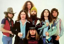 8 Band Yang Ditinggal Mati Vokalisnya dan Masih Terus Berkarya